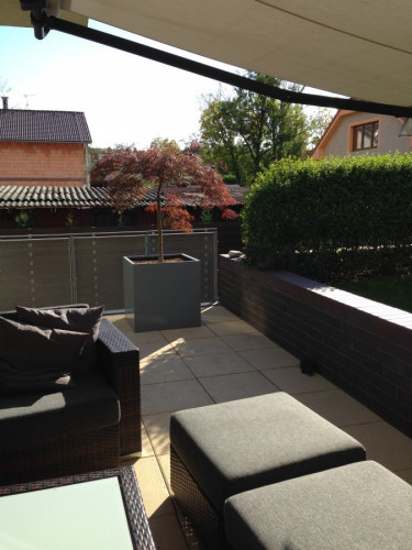 Venkovní terasa s květináčem