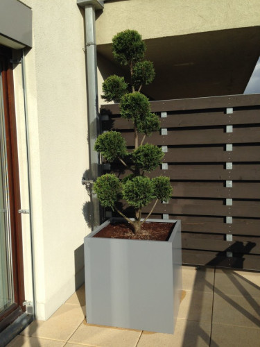 Šedý květináč na soukromé terase v Praze