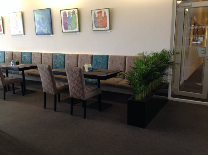 Designový květináč v hotelové restauraci