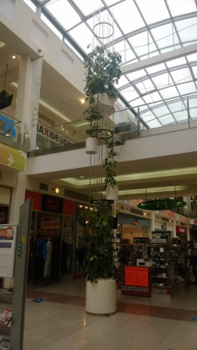 Květináče do interiéru obchodního centra