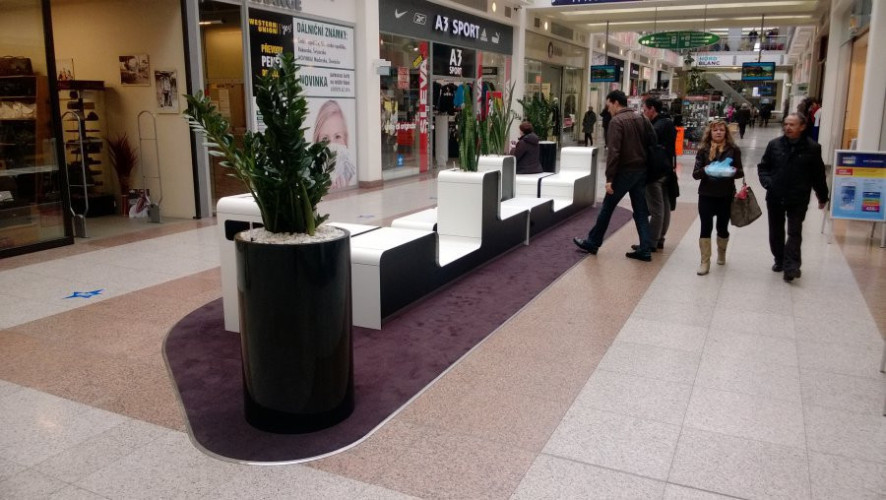 Květináče do interiéru obchodního centra