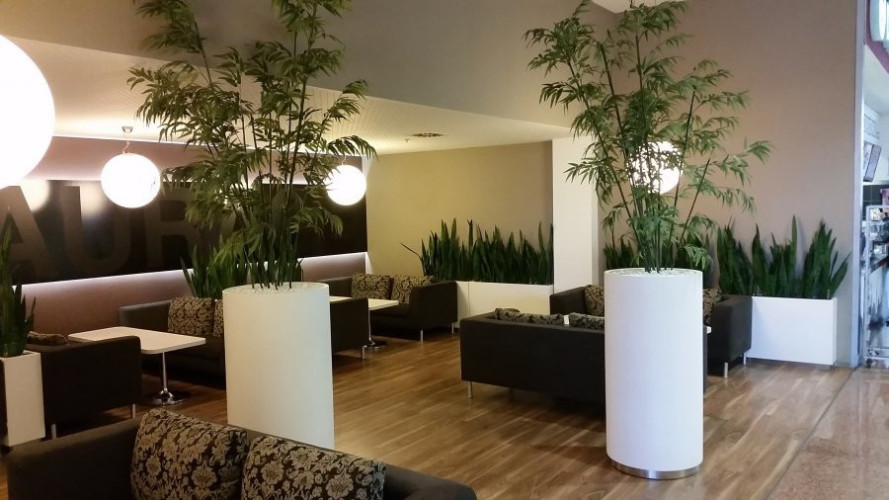 Květináče do interiéru obchodního centra