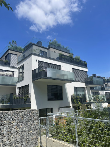 Květináče na terasách v pražských Košířích