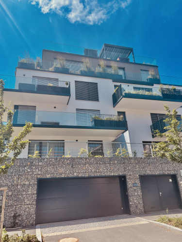 Květináče na terasách v pražských Košířích