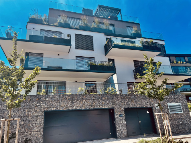 Květináče na terasách v pražských Košířích