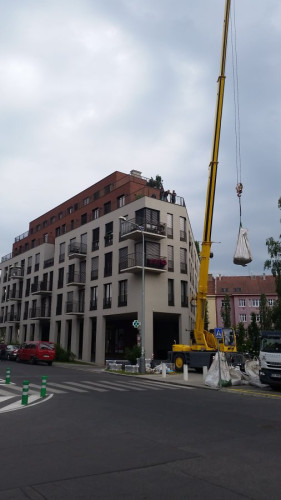 Velké květináče na terase bytu