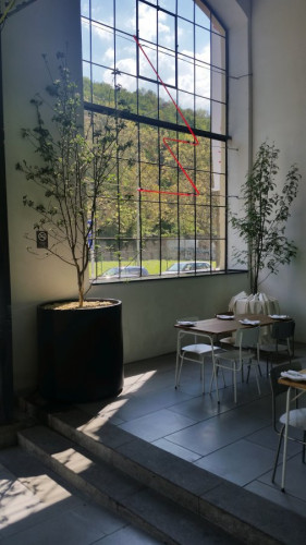 Impozantní květináč v interiéru