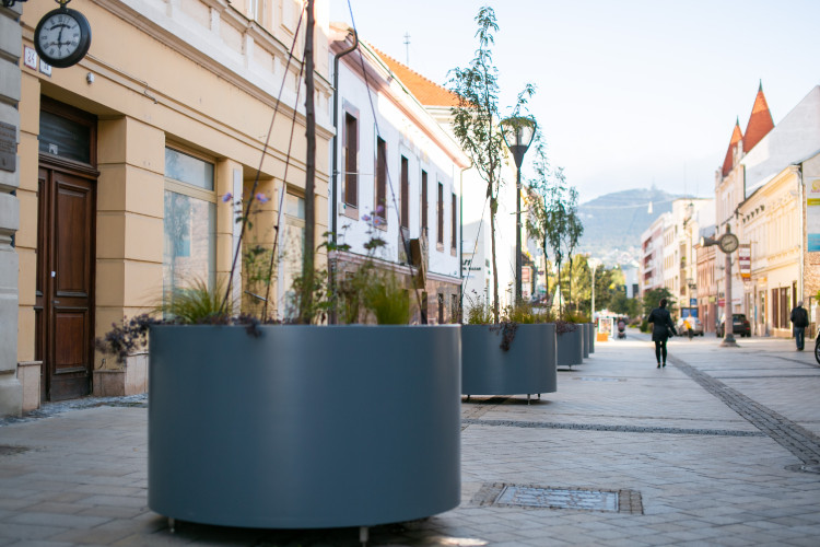 Venkovní květináče pro městskou zeleň
