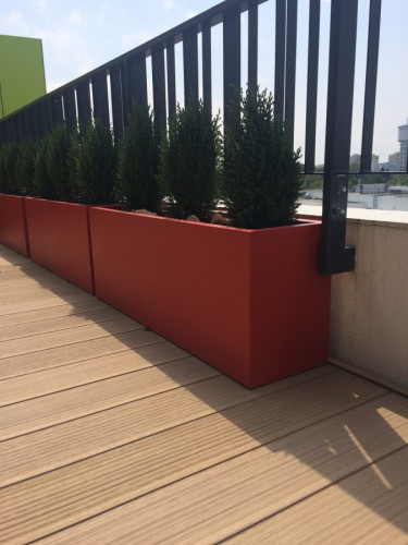 Venkovní červené truhlíky