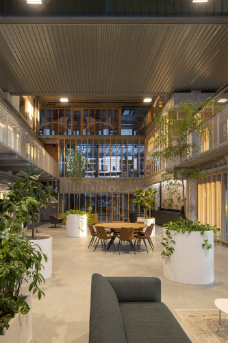 Velké květináče v hale MLÝNICE BRATISLAVA, bílá barva