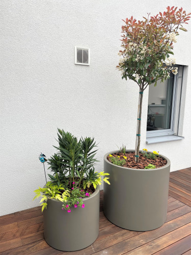 Kulaté květináče ze sklolaminátu