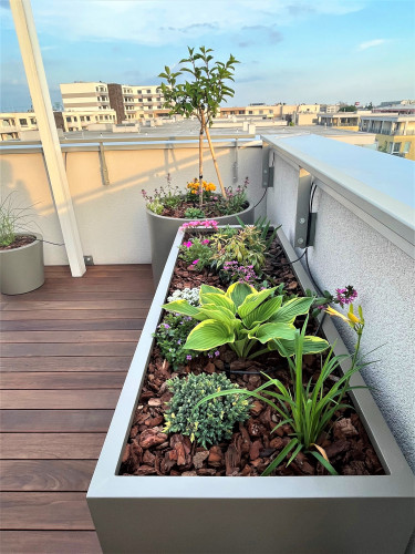 Zakázkové květináče ze sklolaminátu