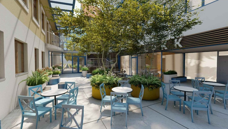 Květináče s lavicí ve veřejném atriu