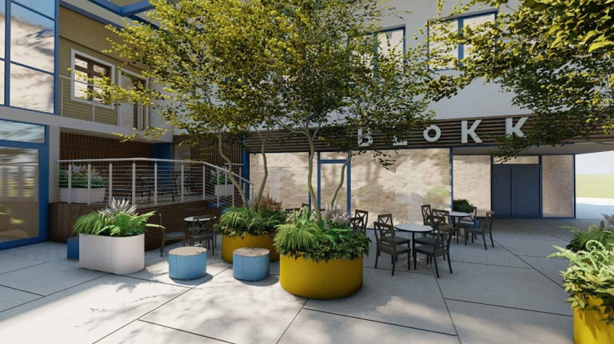 Květináče s lavicí ve veřejném atriu