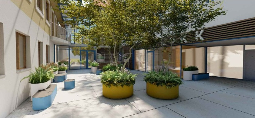 Květináče s lavicí ve veřejném atriu