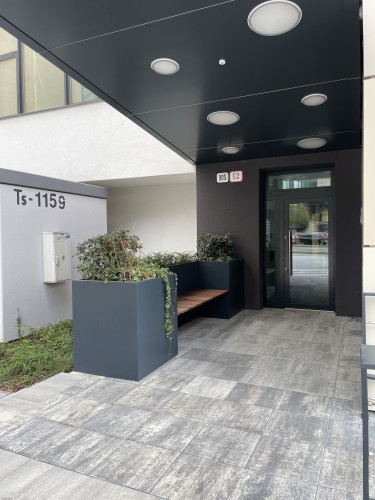 Městský mobiliář s květináči a lavicí