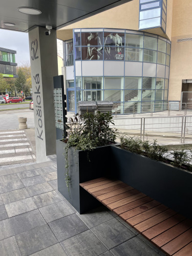 Městský mobiliář s květináči a lavicí