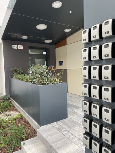 Městský mobiliář s květináči a lavicí