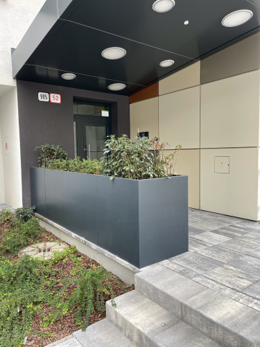 Městský mobiliář s květináči a lavicí