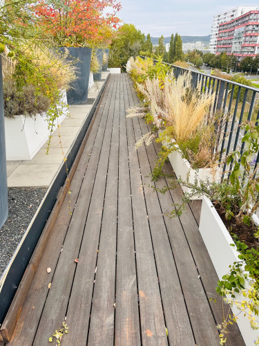 Květináče na terase bytového domu