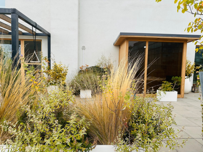 Květináče na terase bytového domu