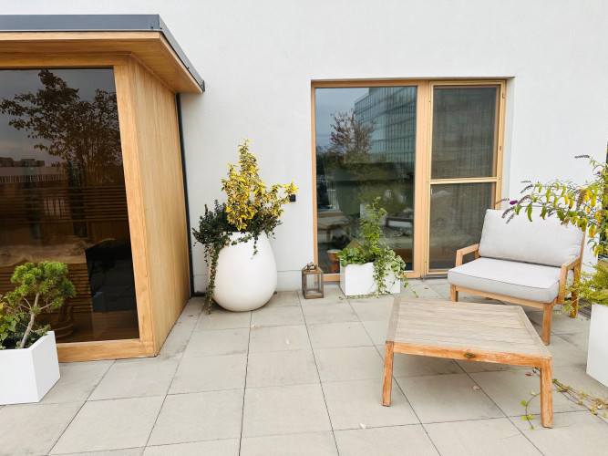 Květináče na terase bytového domu