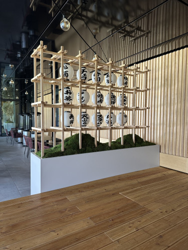 Designové květináče v interiéru restaurace