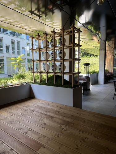 Designové květináče v interiéru restaurace