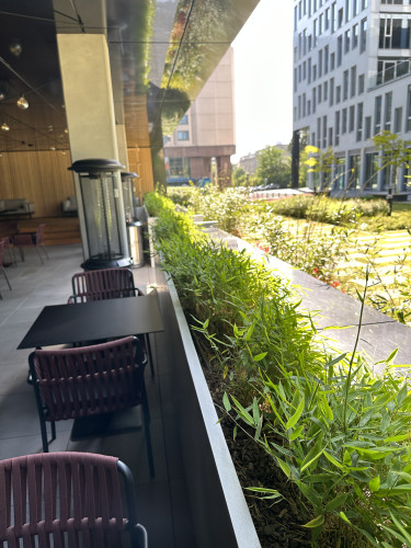 Designové květináče v interiéru restaurace