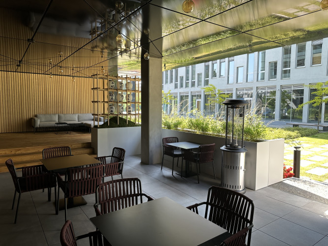 Designové květináče v interiéru restaurace