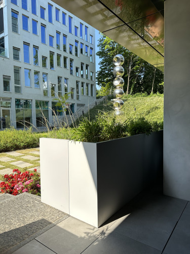 Designové květináče v interiéru restaurace