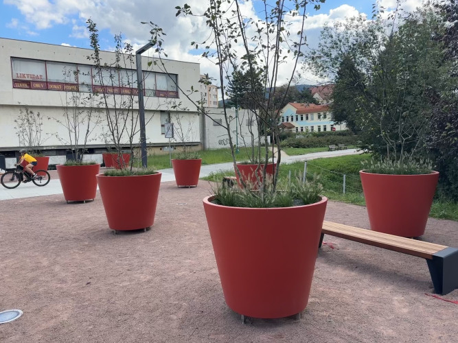Designové květináče doplňující veřejný prostor