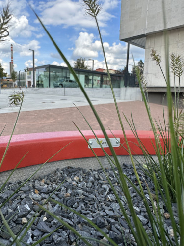 Designové květináče doplňující veřejný prostor