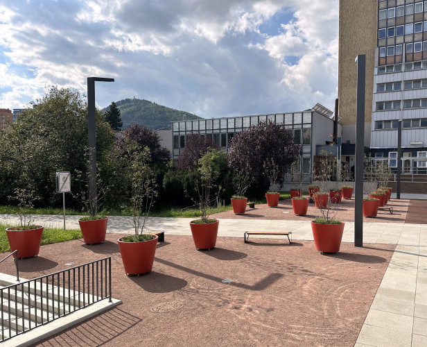 Designové květináče doplňující veřejný prostor