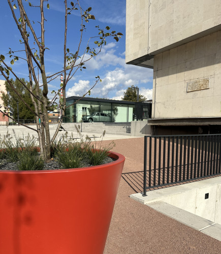 Designové květináče doplňující veřejný prostor