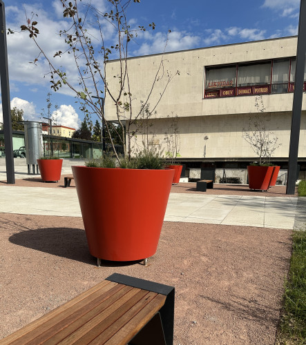 Designové květináče doplňující veřejný prostor