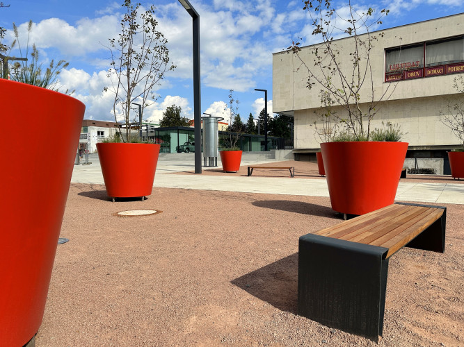 Designové květináče doplňující veřejný prostor