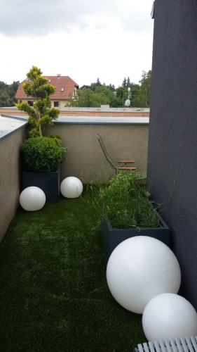 Zahrada s květináči na balkoně