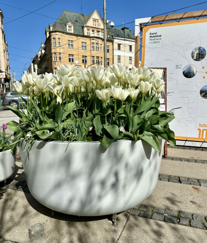 Sklolaminátové květináče v centru města