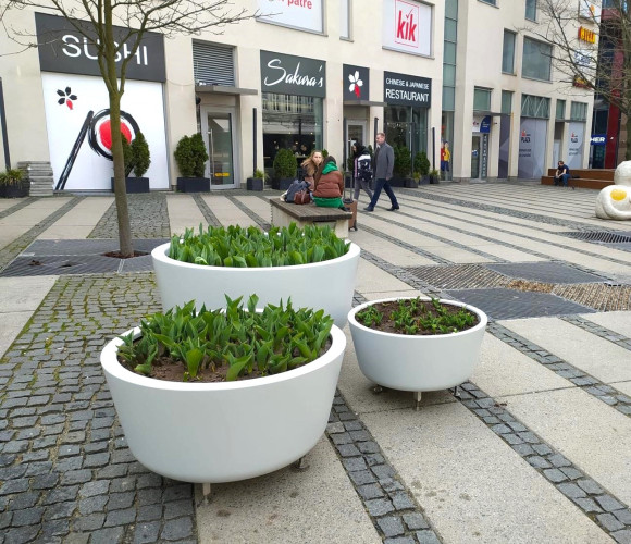 Sklolaminátové květináče v centru města