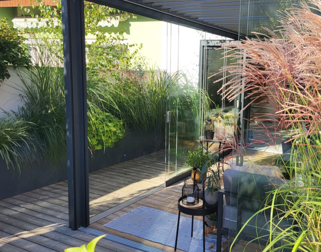 Venkovní květináče u řadového domu