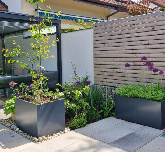 Venkovní květináče u řadového domu