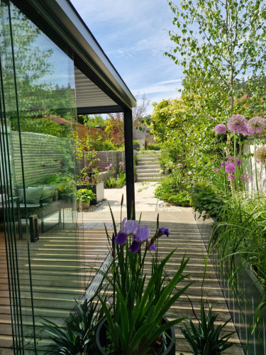 Venkovní květináče u řadového domu