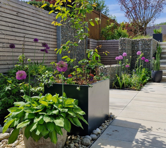 Venkovní květináče u řadového domu