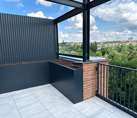 Designové květináče v developerském projektu