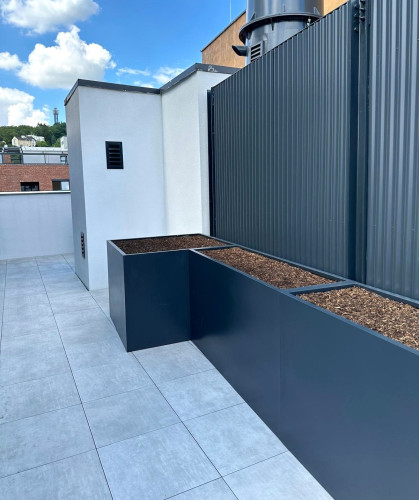 Designové květináče v developerském projektu