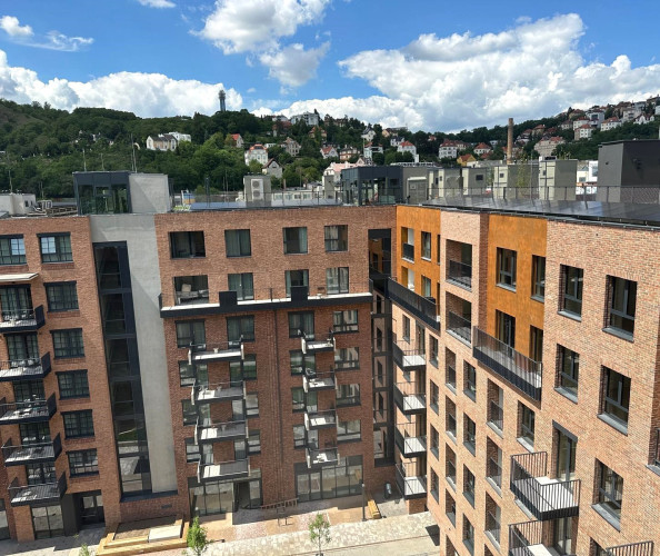 Designové květináče v developerském projektu