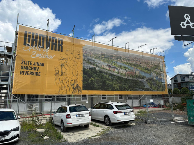 Designové květináče v developerském projektu