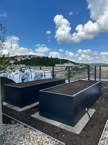 Designové květináče v developerském projektu