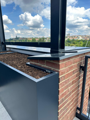 Designové květináče v developerském projektu